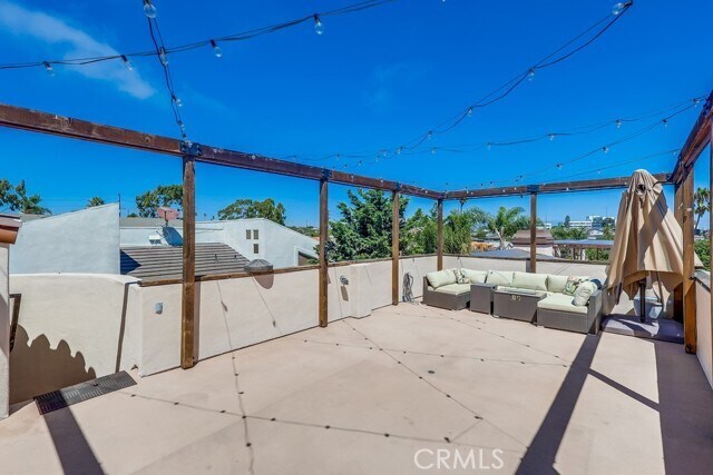 Building Photo - 512 N Juanita Ave