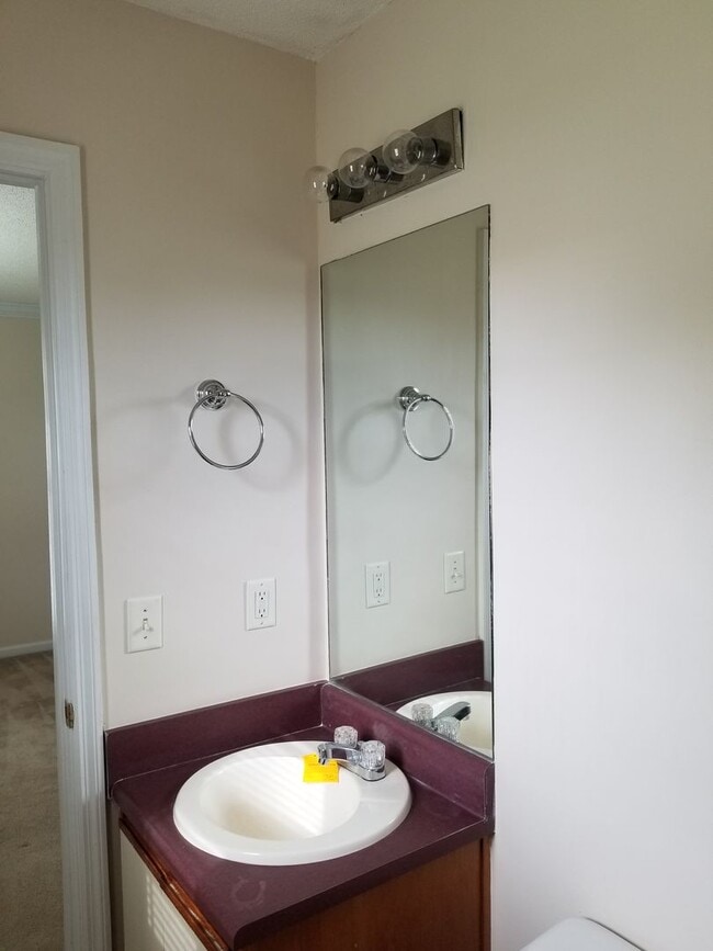 Building Photo - Cozy Home