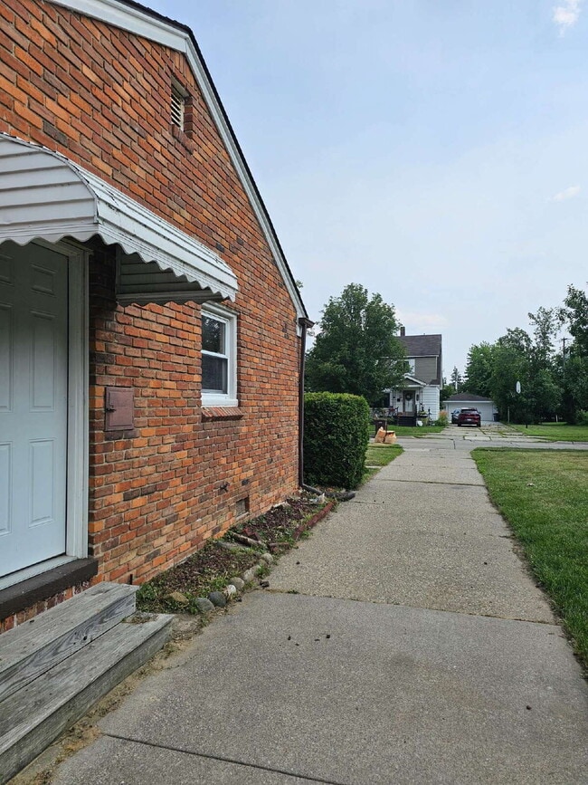 Building Photo - 3 Bedroom Brick Ranch, Updated Kitchen with Granite Countertops, Stainless-Steel Appliances, Hard...