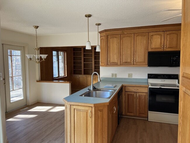 Building Photo - 303 Lake Pointe Dr