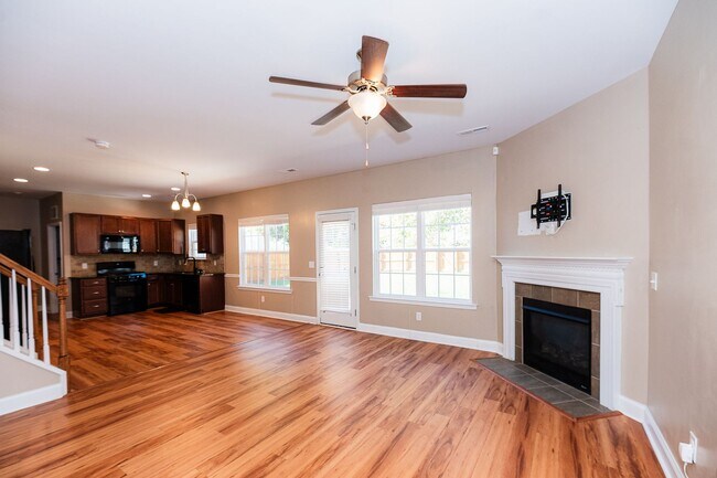 Building Photo - Amazing 4 bedrooms, 2.5 baths 2-story home in Clemmons w/ 2 car garage/fenced in backyard