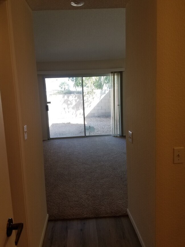 Building Photo - Charming 2 bed 2 bath in west side of Heme...
