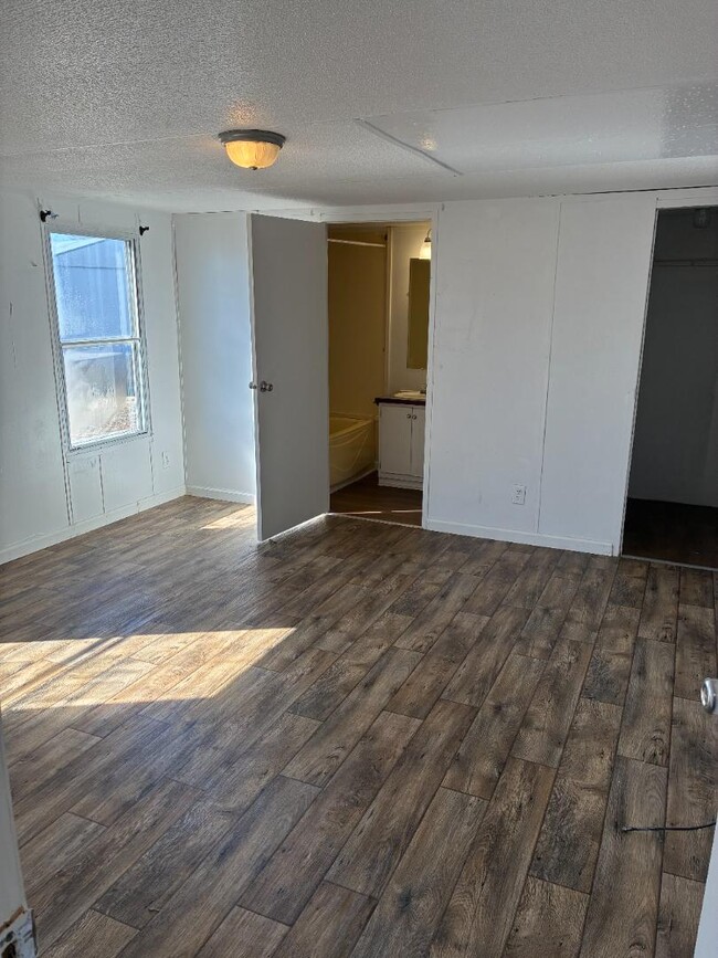 Building Photo - 2320 Wysteria Ln