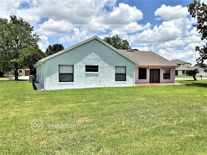 Building Photo - 2206 Fairmont Cir