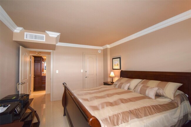 Building Photo - 1012 N Ocean Blvd