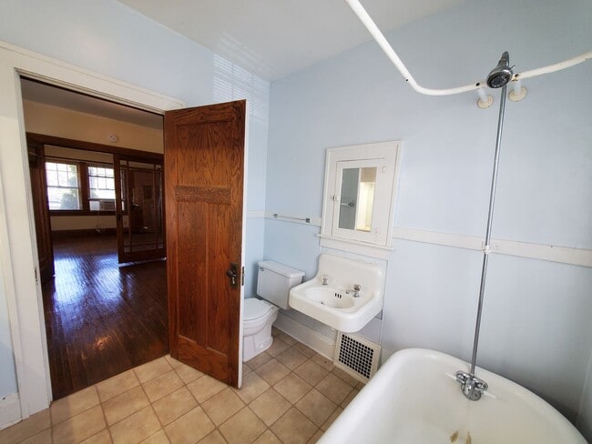 Building Photo - 524 W Seerley Blvd