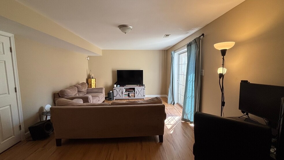 Building Photo - 5 Aylor Ct