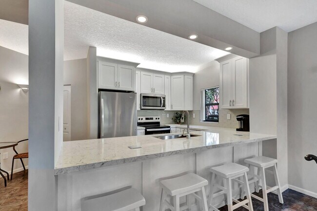 Building Photo - 300 Uno Lago Dr