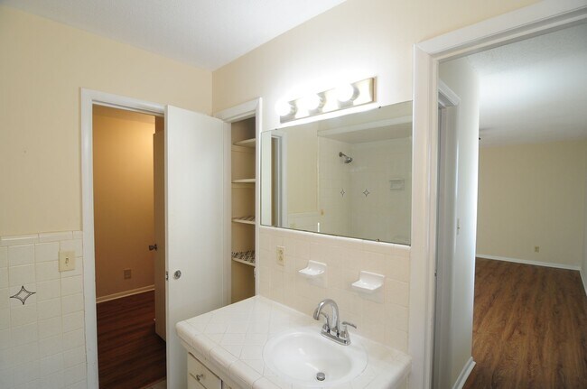 Building Photo - Upper Floor Condo, Great Area