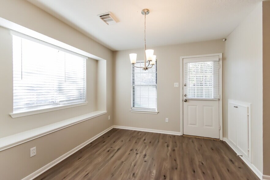 Building Photo - 906 Wisdom Dr