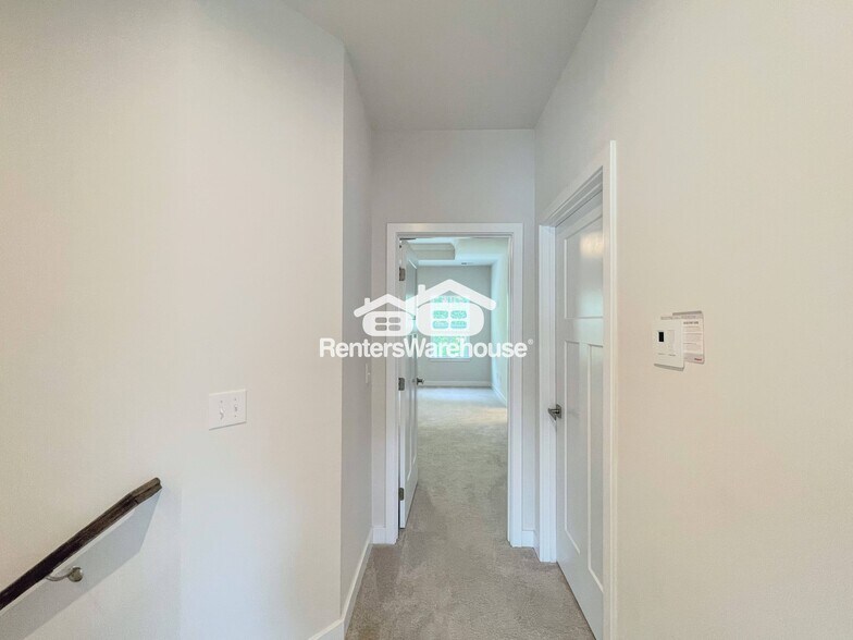 Building Photo - 930 Parley Pl