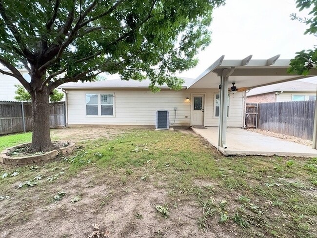 Building Photo - 9120 Goldenview Dr