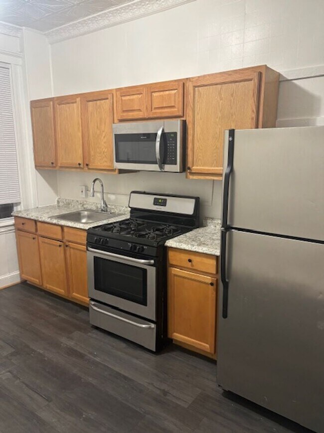 Building Photo - 3 BEDROOM 2 BATHROOM HUGE TOWNHOUSE FOR RE...
