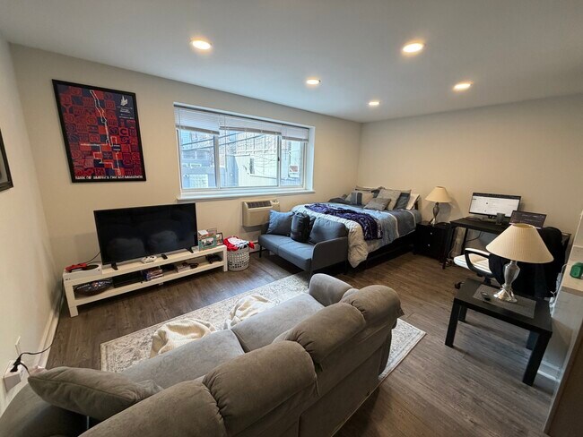 Building Photo - 515 W Wrightwood Ave