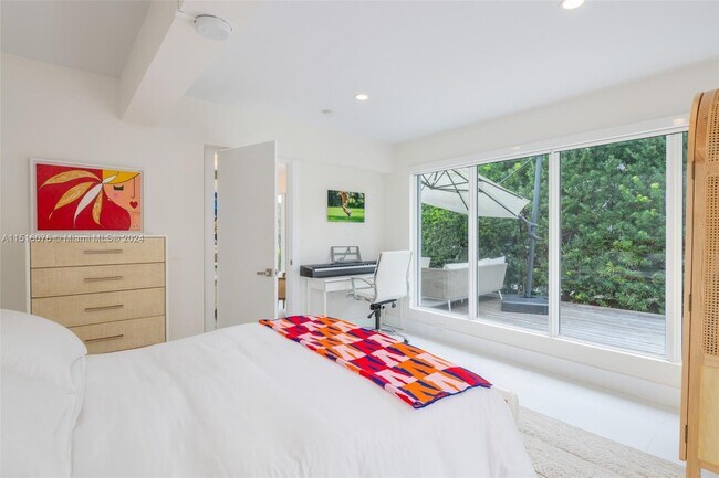 Building Photo - 424 E Dilido Dr