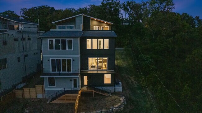 Building Photo - "Spacious 4-Bed, 4-Bath Gem in Nashville -...