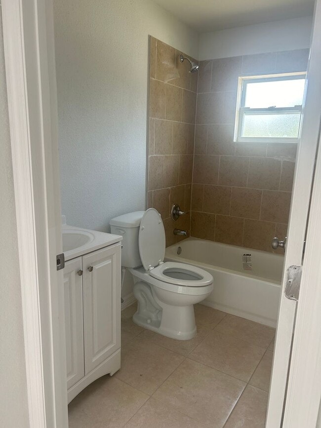 Building Photo - 3/2/1 Single Family Home Available-Cozy Pe...