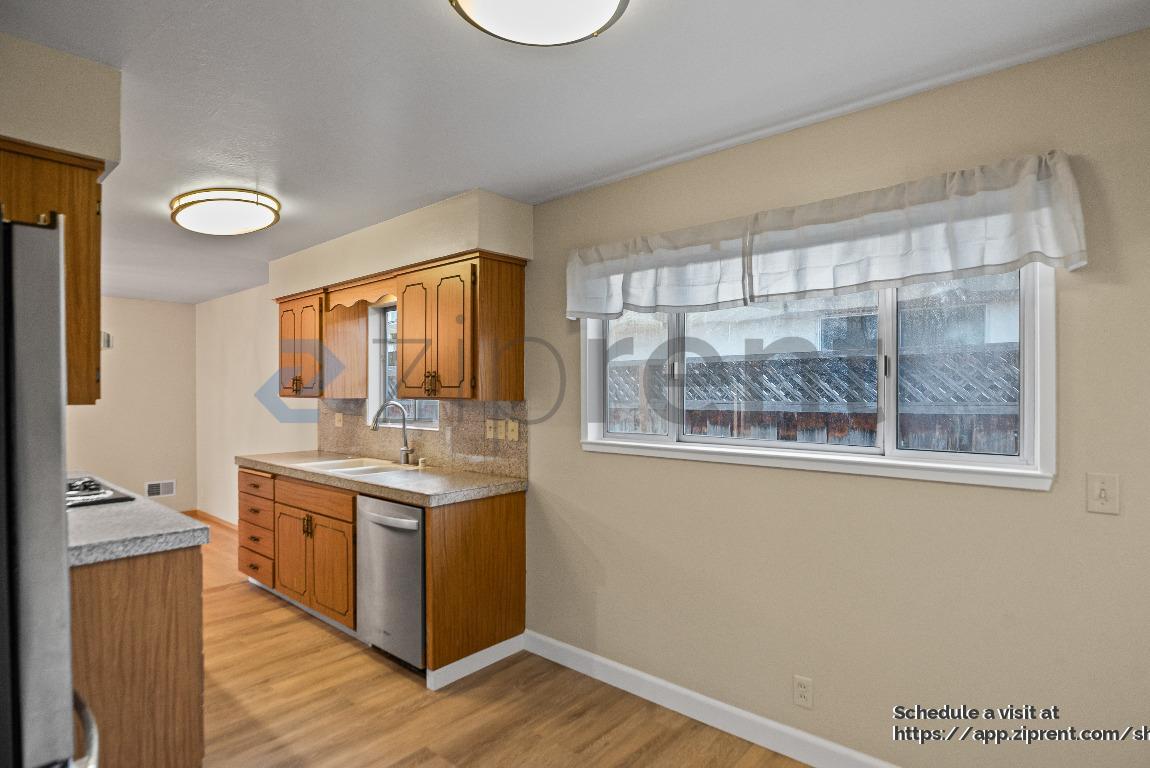 Building Photo - 452 Cirrus Ave