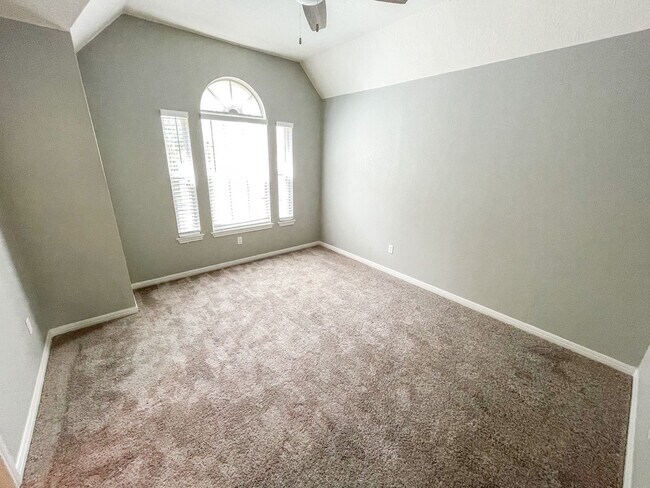 Building Photo - Beautiful 4 Bedroom 2.5 Bathroom Home in L...