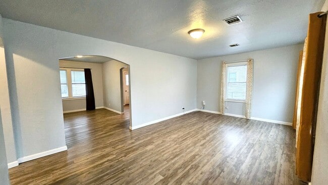 Building Photo - Home in Bethany Schools