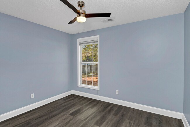 Building Photo - Beautifully Updated 3BR Home Minutes from Fort Jackson, VA Hospital & I-77