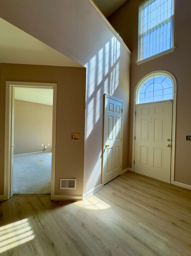 Building Photo - Charming and Stylish Living in a 3Bed/3Bat...
