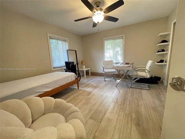 Building Photo - 557 De Leon Dr