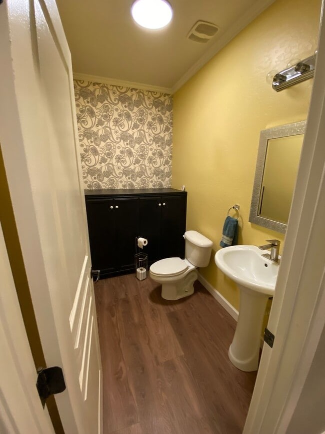 Building Photo - Big beautiful Home for rent in Visalia, Ca