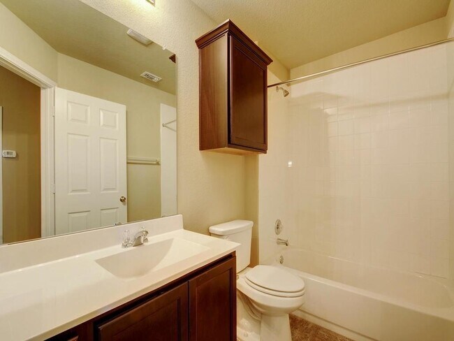 Building Photo - 1620 Bryant Dr