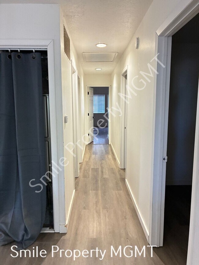 Building Photo - Comfortable Southeast Portland Living with Private Fenced Yards