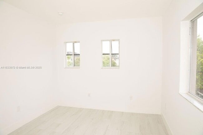 Building Photo - 273 SE 32nd Ave