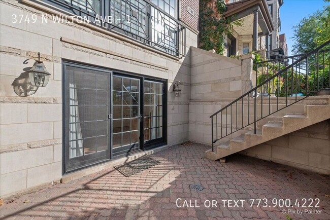 Building Photo - Wrigleyville 2 bed 2 bath with private ent...