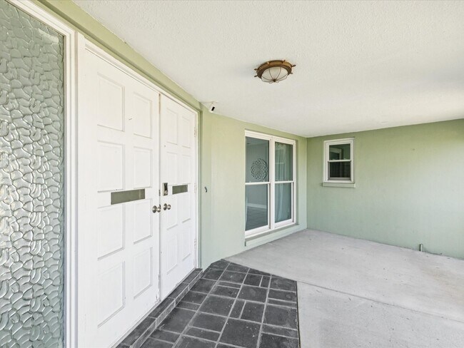 Building Photo - 441 Palm Island NE