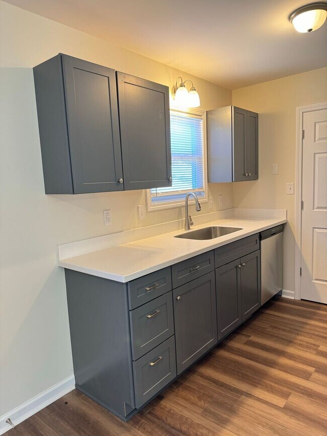 Building Photo - Cape Cod with 3 Bed/2 Bath with Basement!