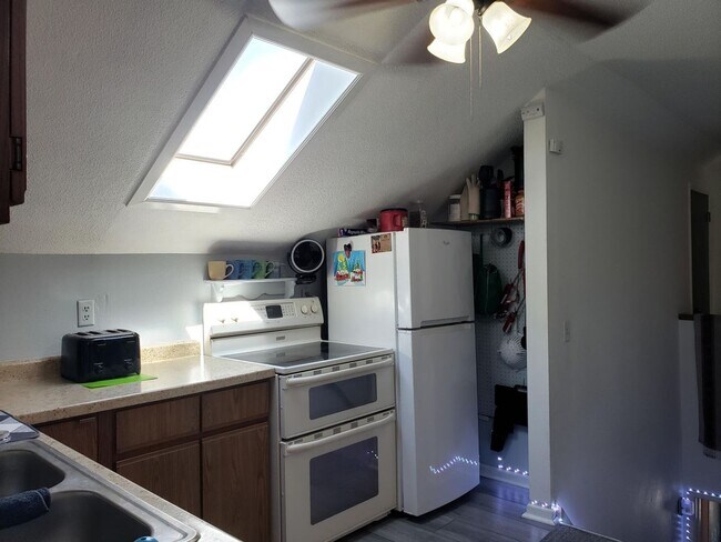 Building Photo - 1403