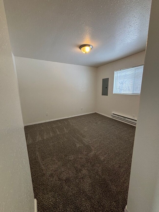 Building Photo - Duplex for Rent  Pet Friendly!