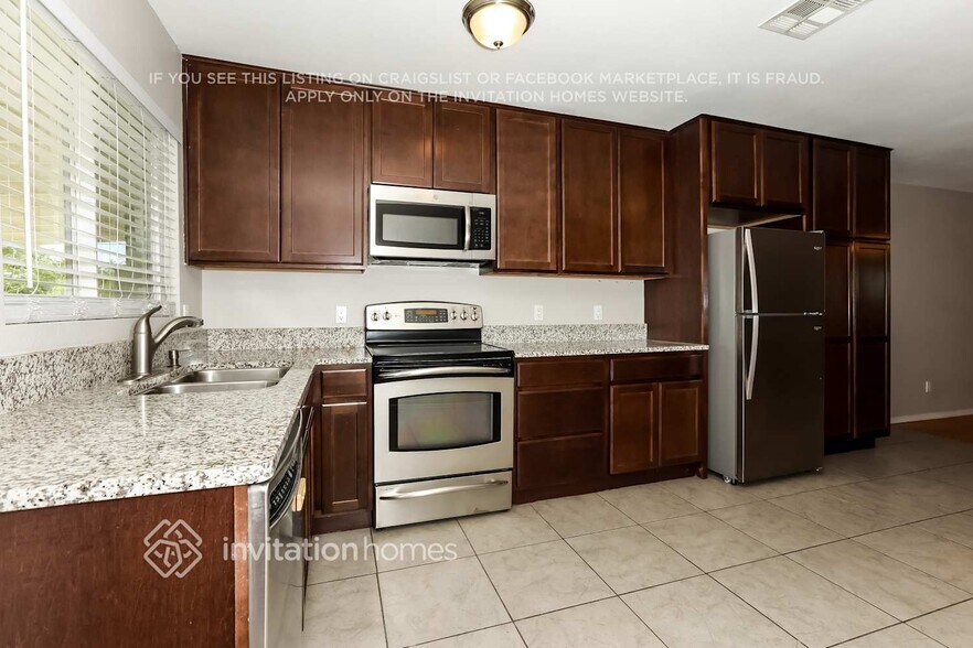 Building Photo - 132 S Olive