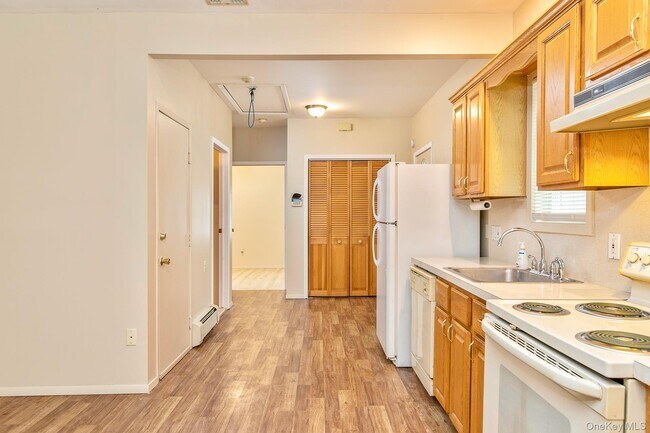 Building Photo - 4 Brooktree Ct