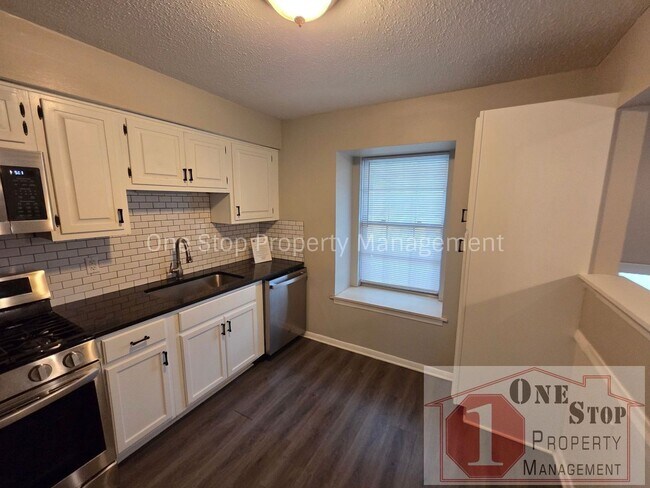 Building Photo - Updated 4 Bedroom, 2 Bathroom Duplex in Overland Park, Kansas