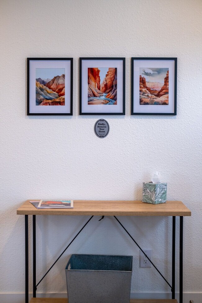 Building Photo - 523 W Vance Dr