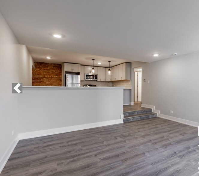 Building Photo - 1214 N La Salle Dr