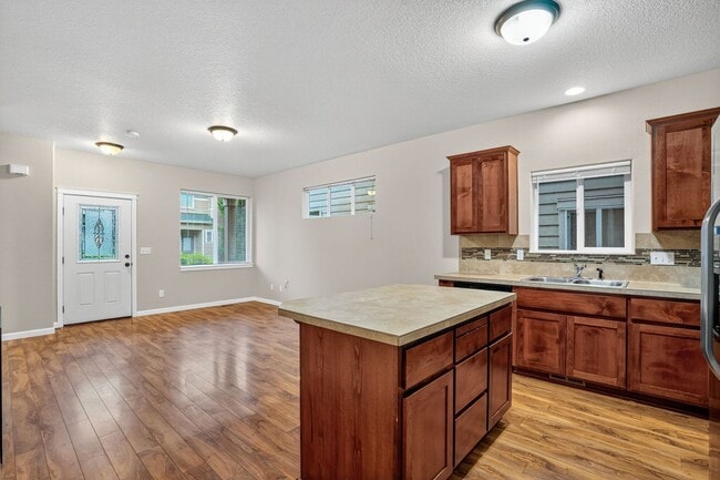 Building Photo - Free rent!  1/2 off the first months rent with a lease signed by 1/5/26