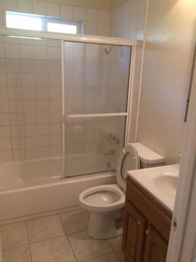 Building Photo - 1676 Blue Jay Dr