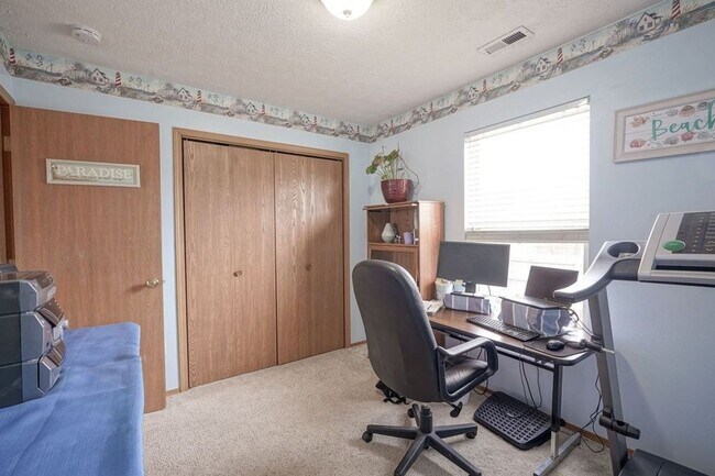 Building Photo - South side 3 Bedroom, 2 Bath Home, w/ 2 car attached garage
