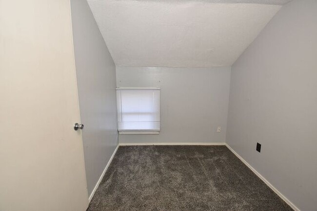 Building Photo - Elkhart 3 bedroom and 2 full baths