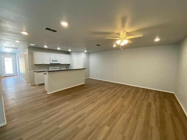 Building Photo - New 3/2/2 Duplex in Northwest Lubbock