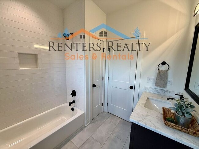 Building Photo - Stunning 3 Bedroom with Rooftop Terrace