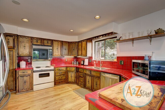 Building Photo - Executive Rental in North End Foothills
