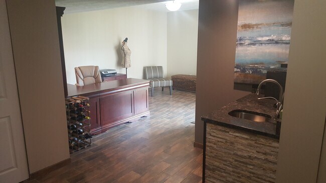 Building Photo - Robinson - LARGE 3 Bedroom End Unit House - Minutes from 376 W Robinson