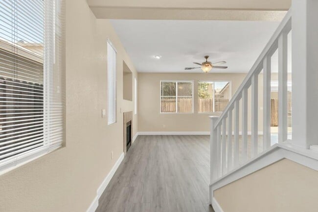 Building Photo - Beautiful 3 bed 2.5 bath in Natomas!